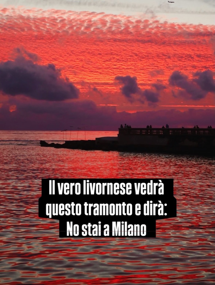 Tramonto rosso sul mare: il vero livornese vedrà questo tramonto e dirà: No stai a Milano