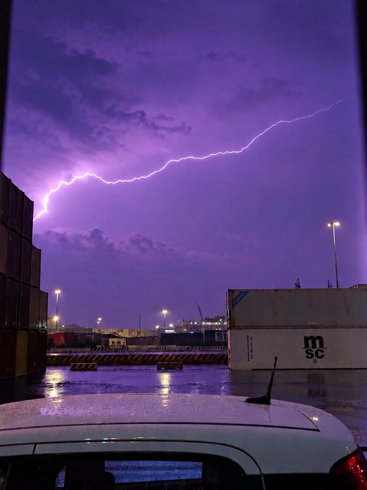 Un fulmine sul porto di Livorno, di notte